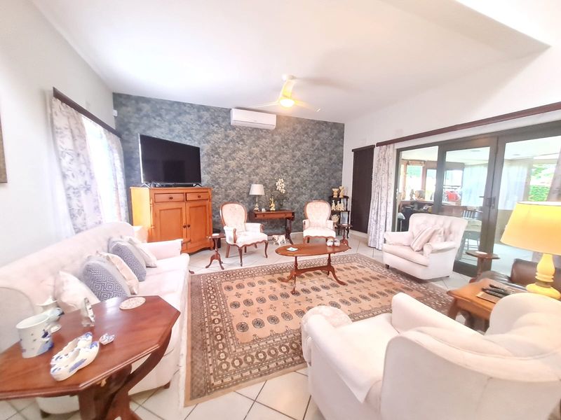 4 bed family home with flalet in Meerensee - Photo 10