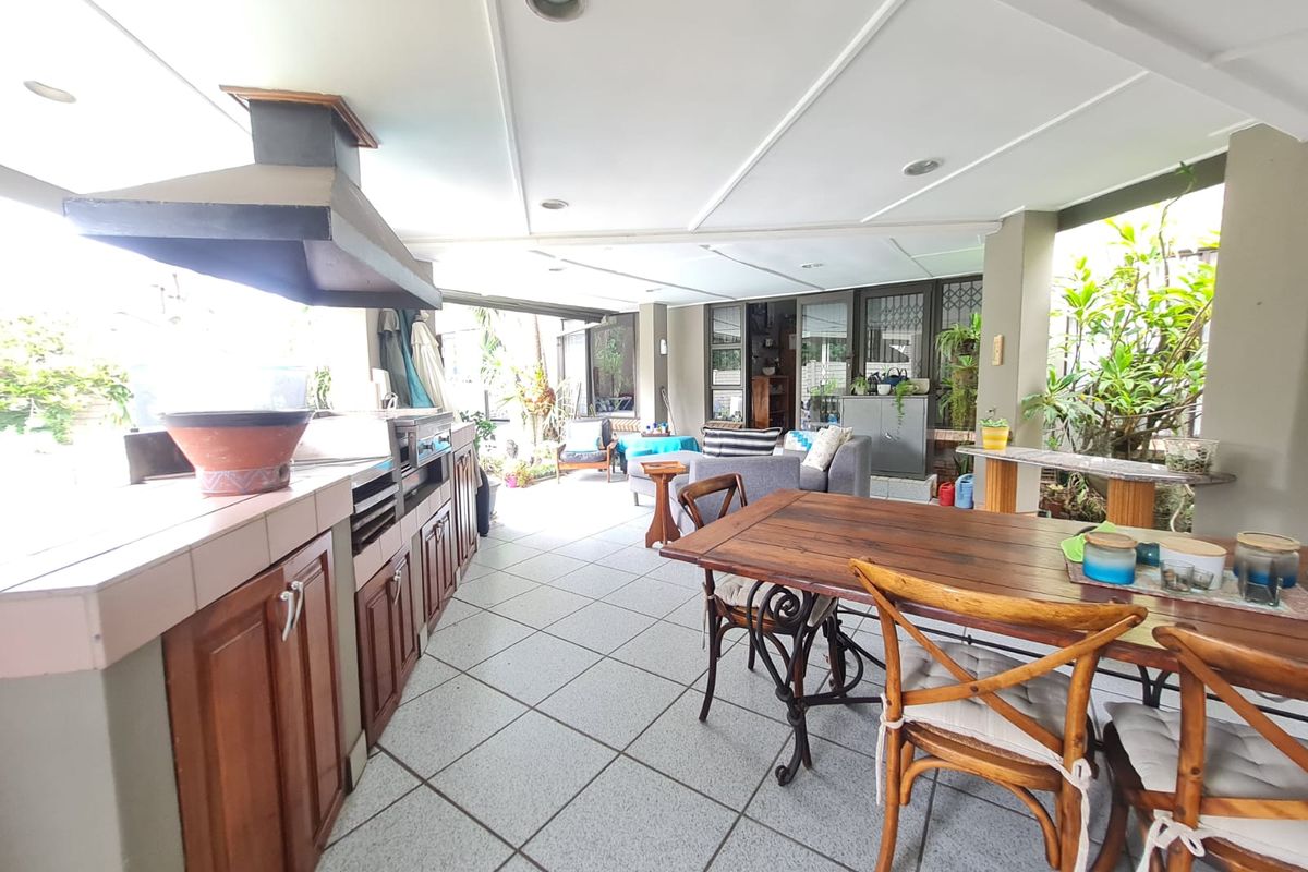 4 bed family home with flalet in Meerensee - Photo 5