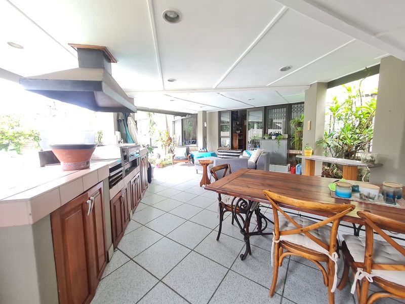 4 bed family home with flalet in Meerensee - Photo 5