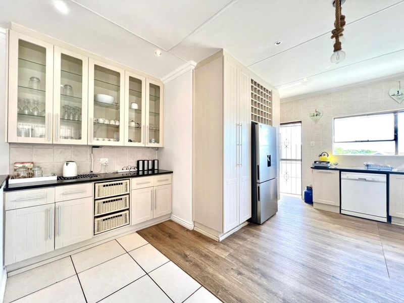 5 Bedroom house with flat in Paradise Beach - Photo 9