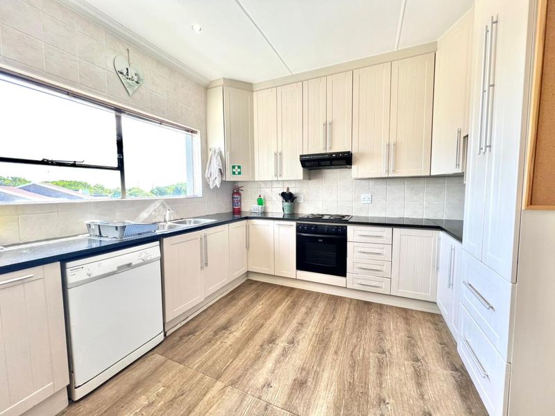 5 Bedroom house with flat in Paradise Beach - Photo 8