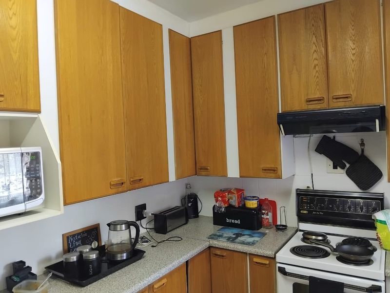 3-Bedroom, 2-Bathroom Home for Sale in Kanonkop with bachelor flat! - Photo 10