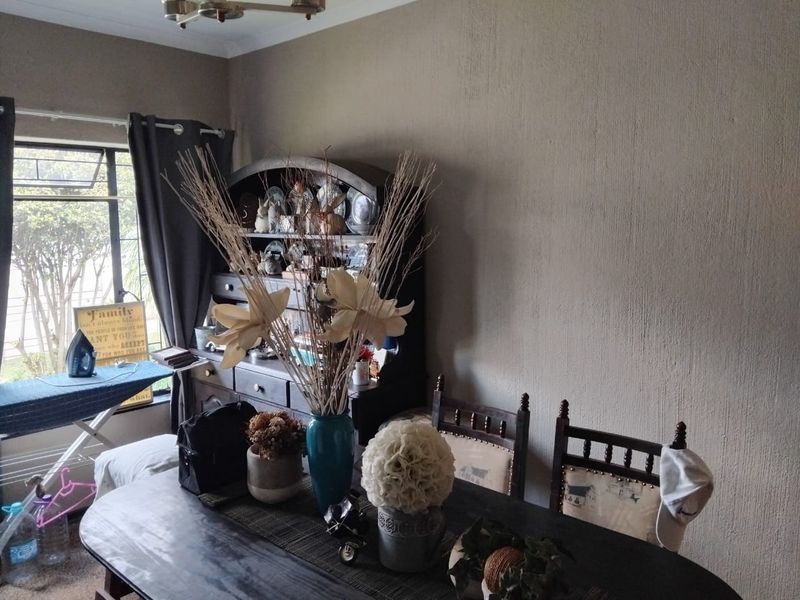 3-Bedroom, 2-Bathroom Home for Sale in Kanonkop with bachelor flat! - Photo 9