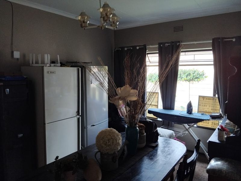 3-Bedroom, 2-Bathroom Home for Sale in Kanonkop with bachelor flat! - Photo 8