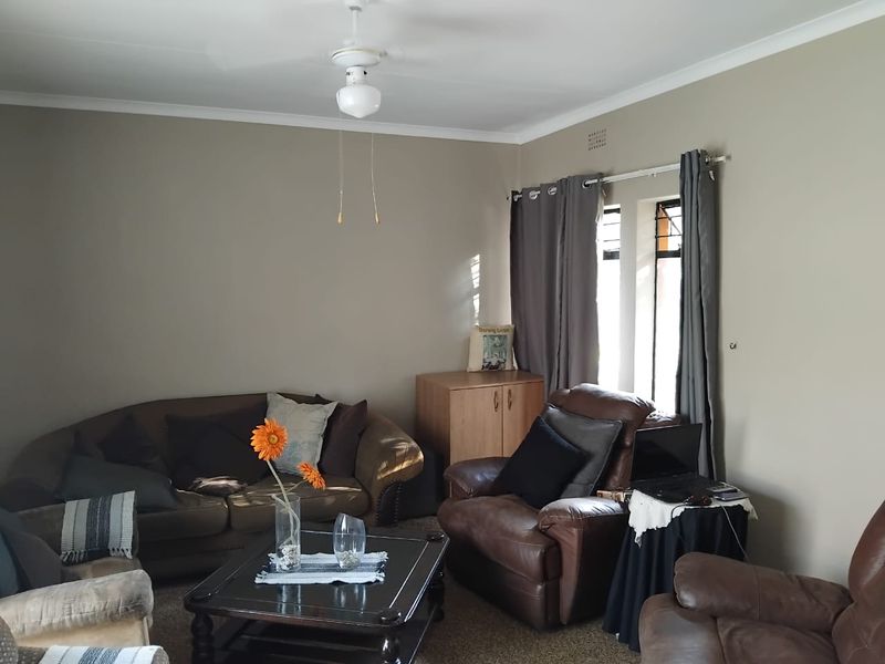 3-Bedroom, 2-Bathroom Home for Sale in Kanonkop with bachelor flat! - Photo 7