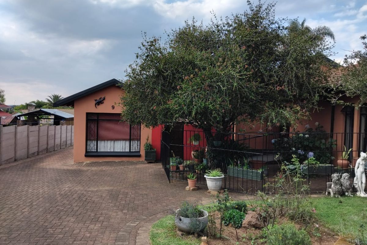 3-Bedroom, 2-Bathroom Home for Sale in Kanonkop with bachelor flat! - Photo 2