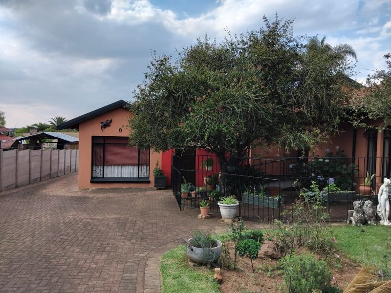 3-Bedroom, 2-Bathroom Home for Sale in Kanonkop with bachelor flat! - Photo 2