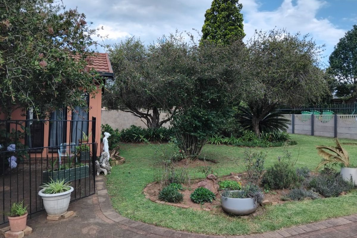 3-Bedroom, 2-Bathroom Home for Sale in Kanonkop with bachelor flat! - Photo 4