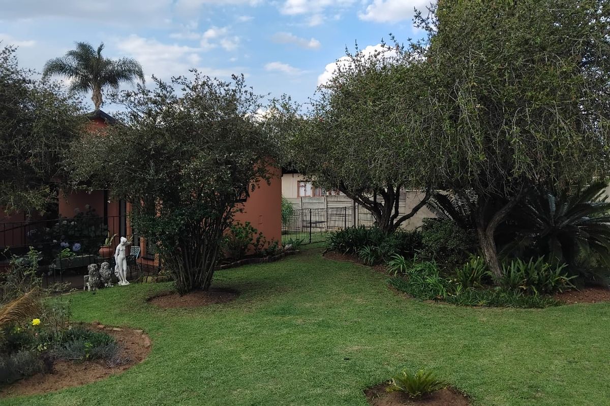 3-Bedroom, 2-Bathroom Home for Sale in Kanonkop with bachelor flat! - Photo 3