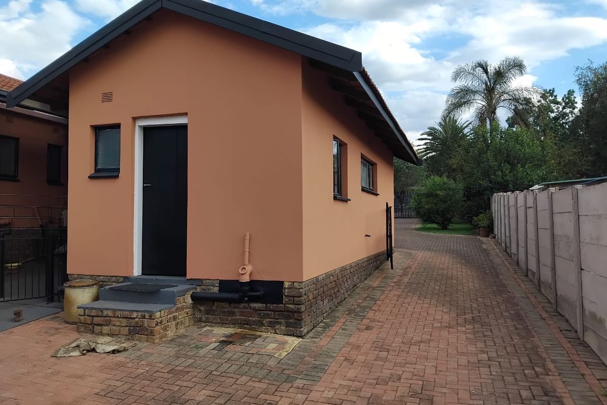 3-Bedroom, 2-Bathroom Home for Sale in Kanonkop with bachelor flat! - Photo 5