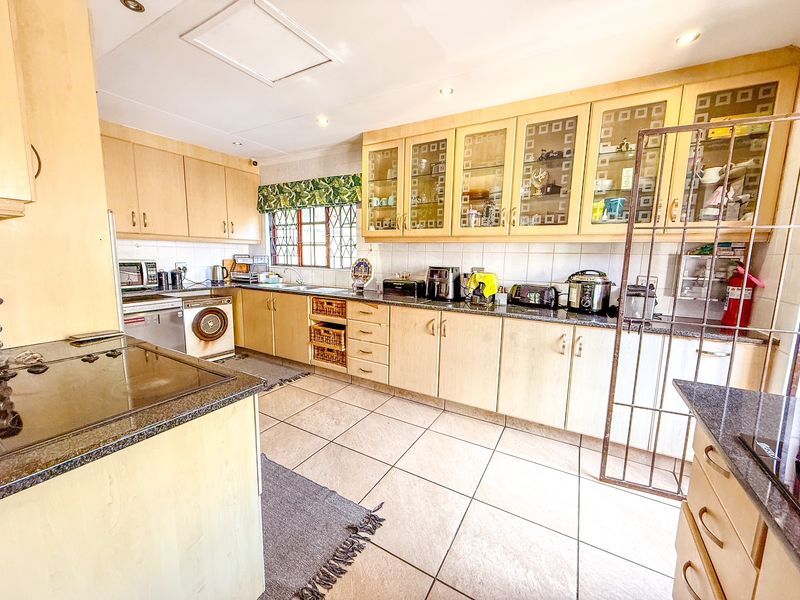 Large, Spacious Simplex in Sought After Complex - Photo 10