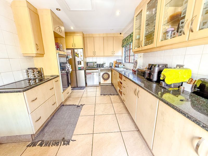 Large, Spacious Simplex in Sought After Complex - Photo 9