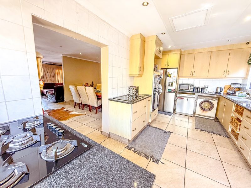 Large, Spacious Simplex in Sought After Complex - Photo 8