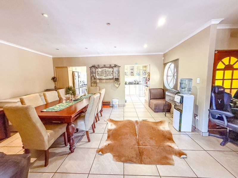 Large, Spacious Simplex in Sought After Complex - Photo 7