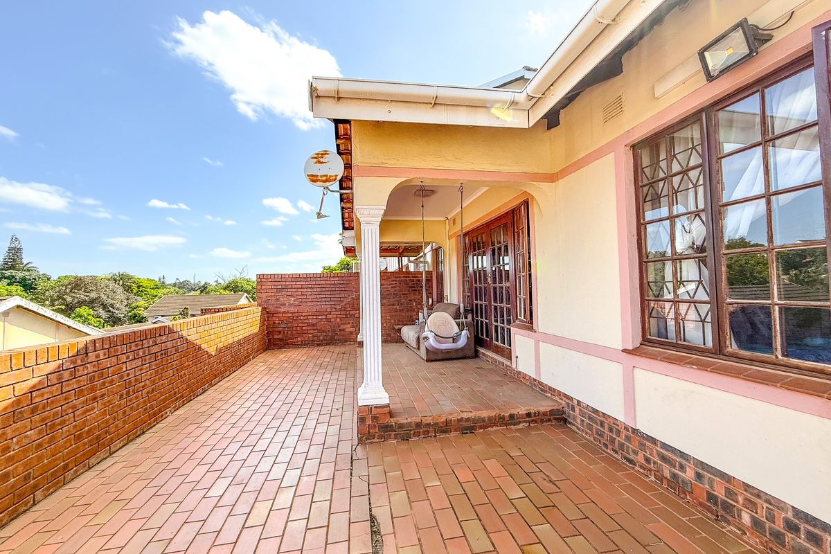 Large, Spacious Simplex in Sought After Complex - Photo 2