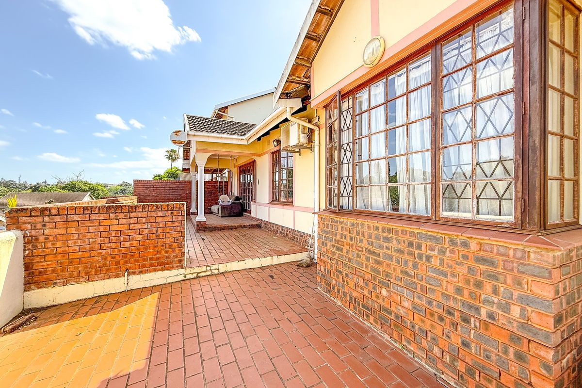 Large, Spacious Simplex in Sought After Complex - Photo 3