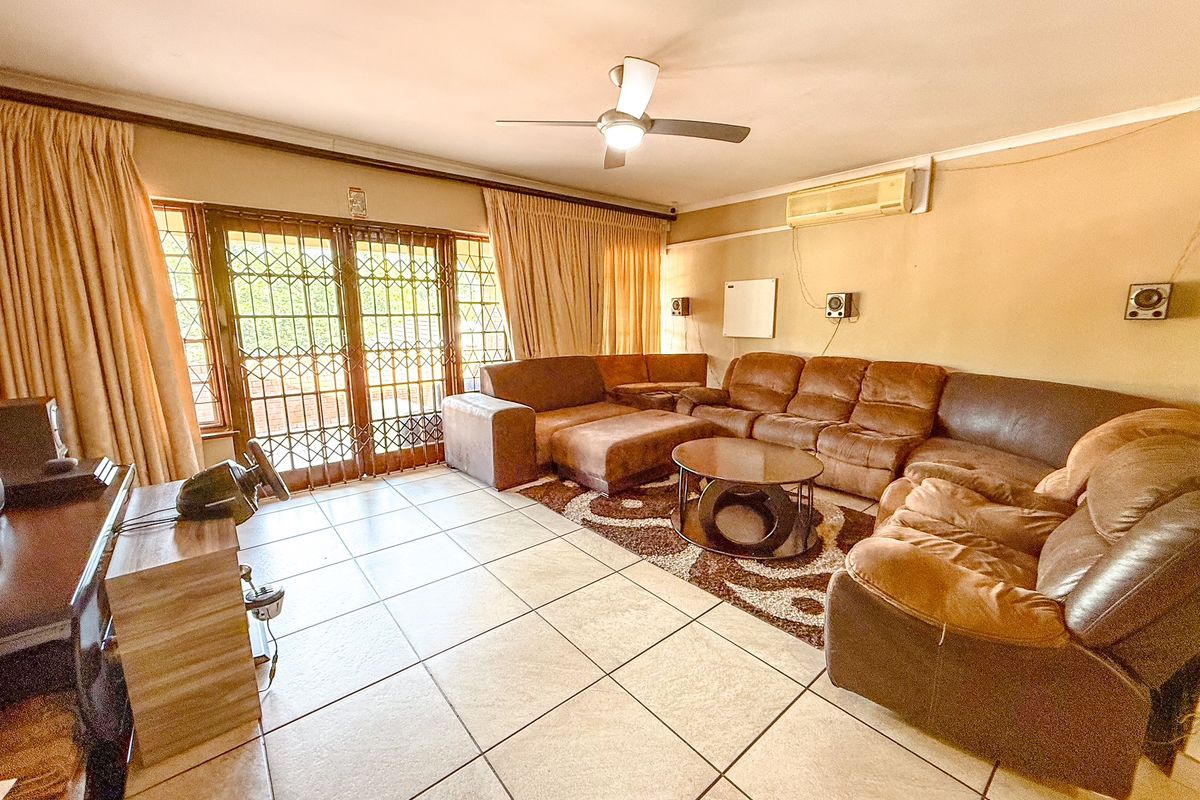 Large, Spacious Simplex in Sought After Complex - Photo 4