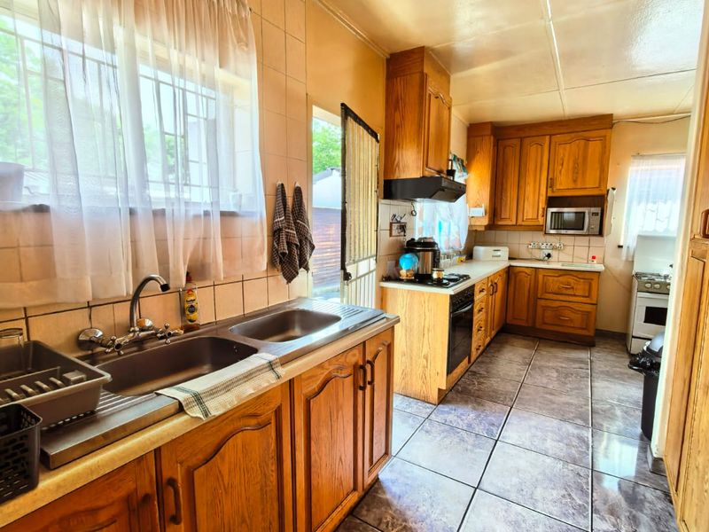 Cozy, move in ready family house for sale in Sasolburg walking distance to schools and CBD area - Photo 7