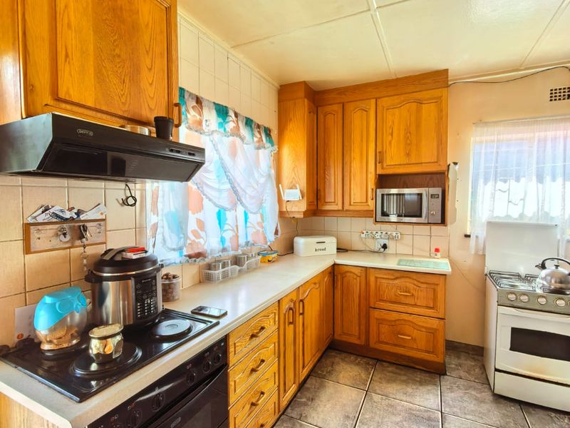 Cozy, move in ready family house for sale in Sasolburg walking distance to schools and CBD area - Photo 6