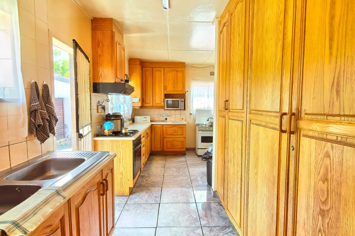 Cozy, move in ready family house for sale in Sasolburg walking distance to schools and CBD area - Photo 4