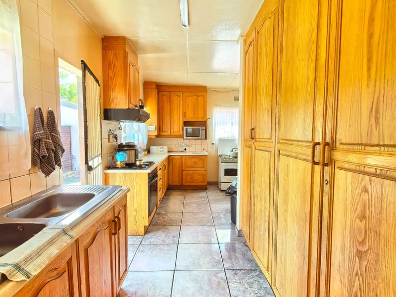 Cozy, move in ready family house for sale in Sasolburg walking distance to schools and CBD area - Photo 4