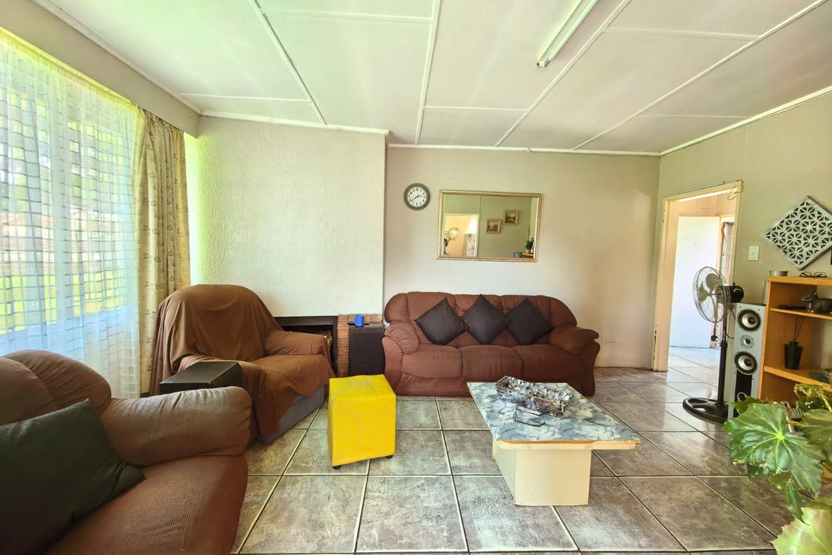 Cozy, move in ready family house for sale in Sasolburg walking distance to schools and CBD area - Photo 3