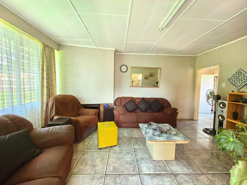 Cozy, move in ready family house for sale in Sasolburg walking distance to schools and CBD area - Photo 3