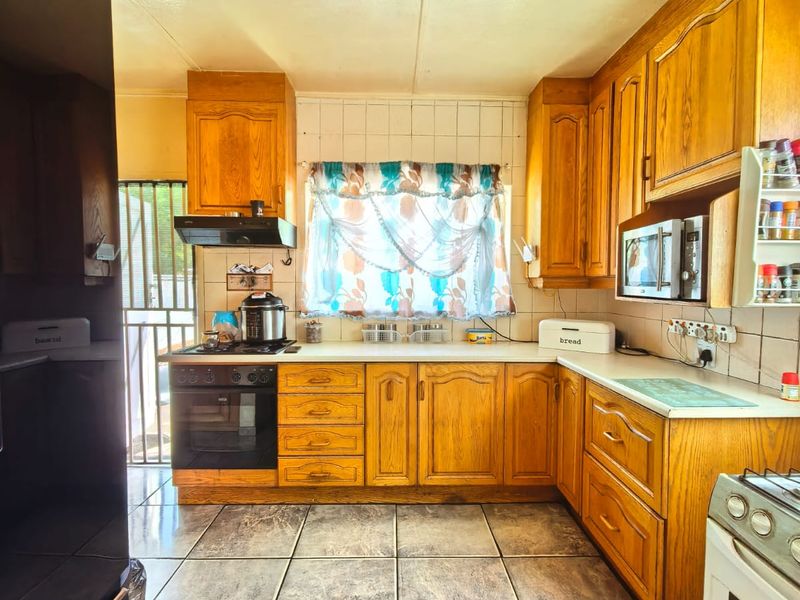 Cozy, move in ready family house for sale in Sasolburg walking distance to schools and CBD area - Photo 5