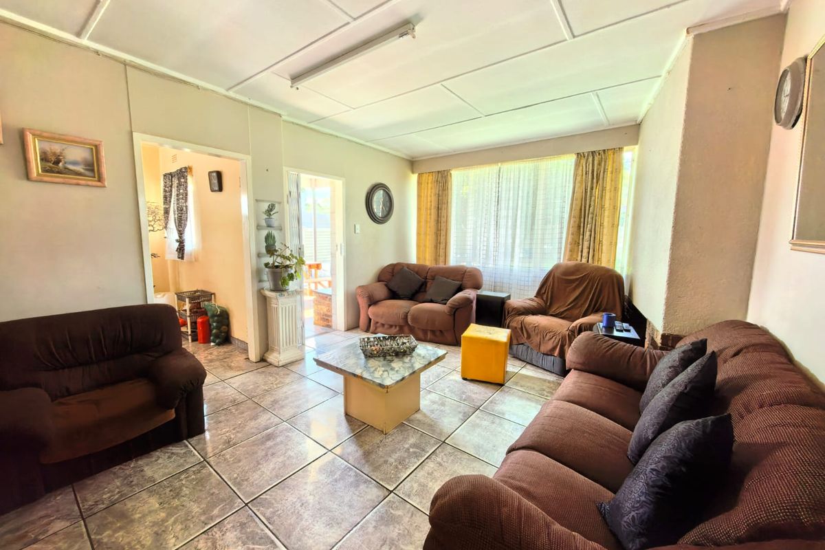 Cozy, move in ready family house for sale in Sasolburg walking distance to schools and CBD area - Photo 2
