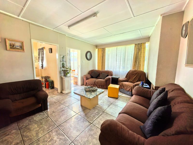 Cozy, move in ready family house for sale in Sasolburg walking distance to schools and CBD area - Photo 2