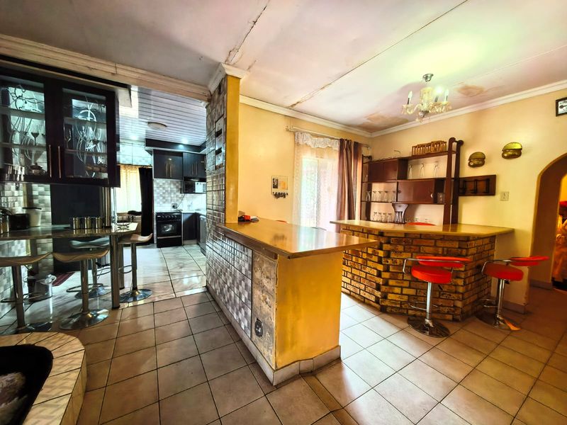 Neat family house for sale in Sasolburg walking distance to schools - Photo 3