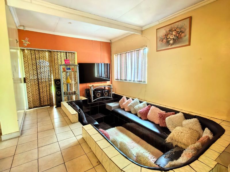 Neat family house for sale in Sasolburg walking distance to schools - Photo 9