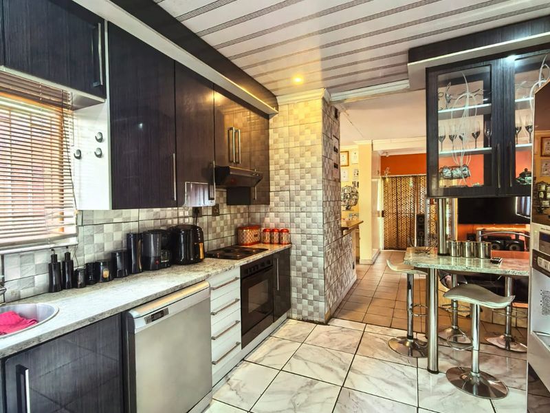 Neat family house for sale in Sasolburg walking distance to schools - Photo 8