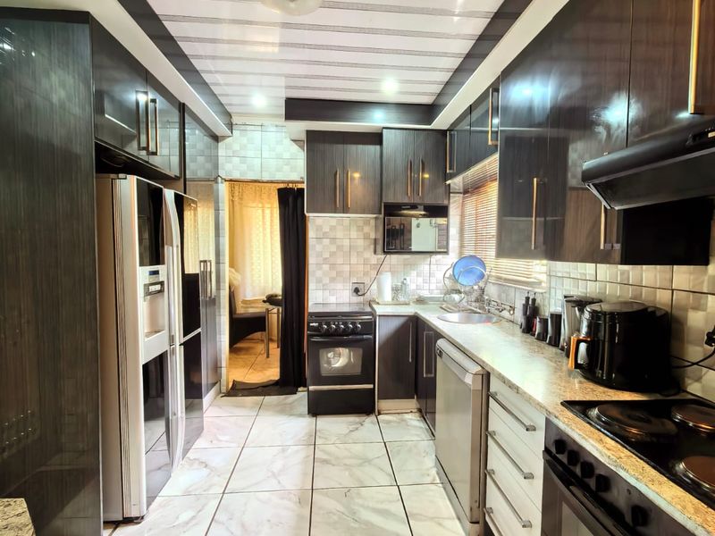 Neat family house for sale in Sasolburg walking distance to schools - Photo 6