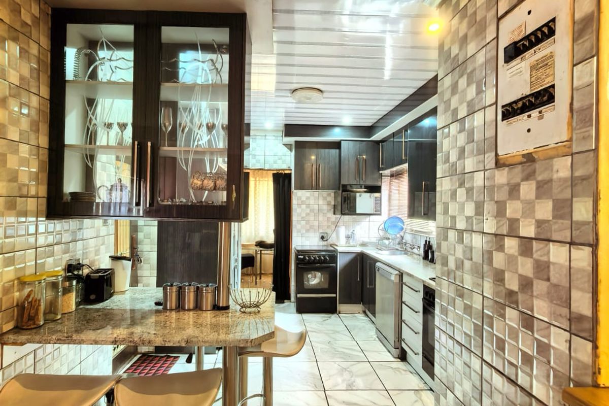 Neat family house for sale in Sasolburg walking distance to schools - Photo 2