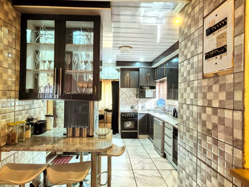 Neat family house for sale in Sasolburg walking distance to schools - Photo 2