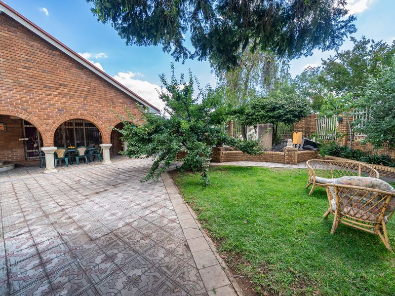 Beautiful Corner Home with Great Potential in Van Dyk Park! - Photo 5