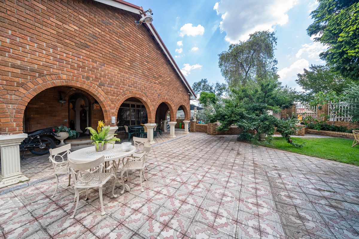 Beautiful Corner Home with Great Potential in Van Dyk Park! - Photo 4
