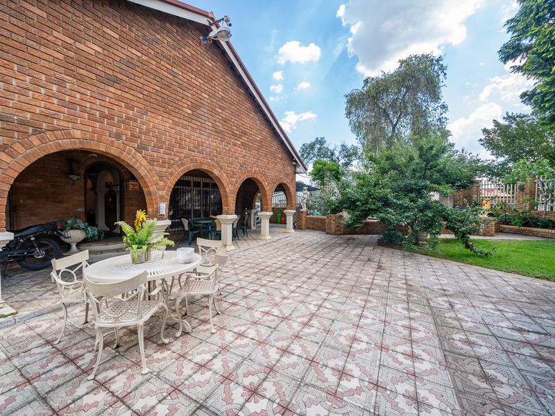 Beautiful Corner Home with Great Potential in Van Dyk Park! - Photo 4