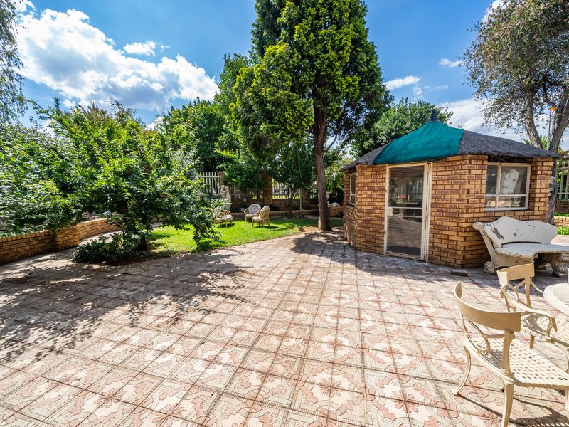 Beautiful Corner Home with Great Potential in Van Dyk Park! - Photo 9