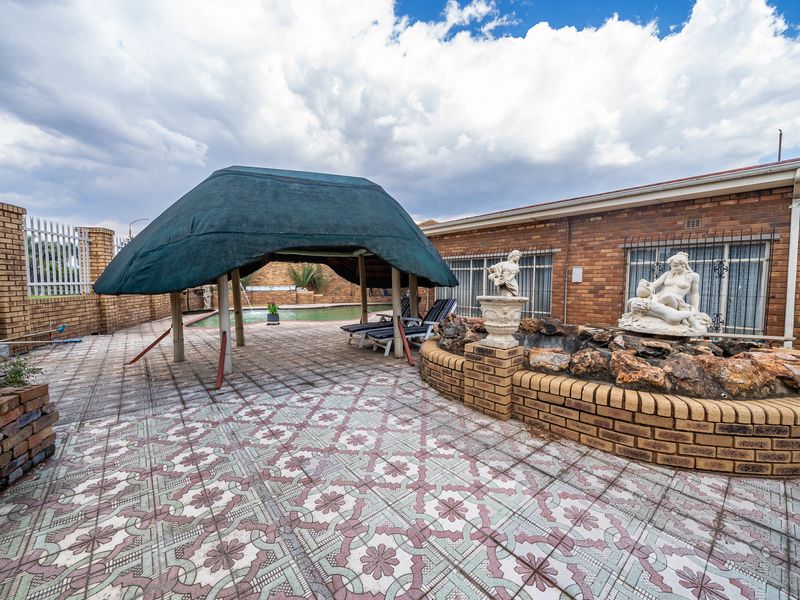 Beautiful Corner Home with Great Potential in Van Dyk Park! - Photo 3