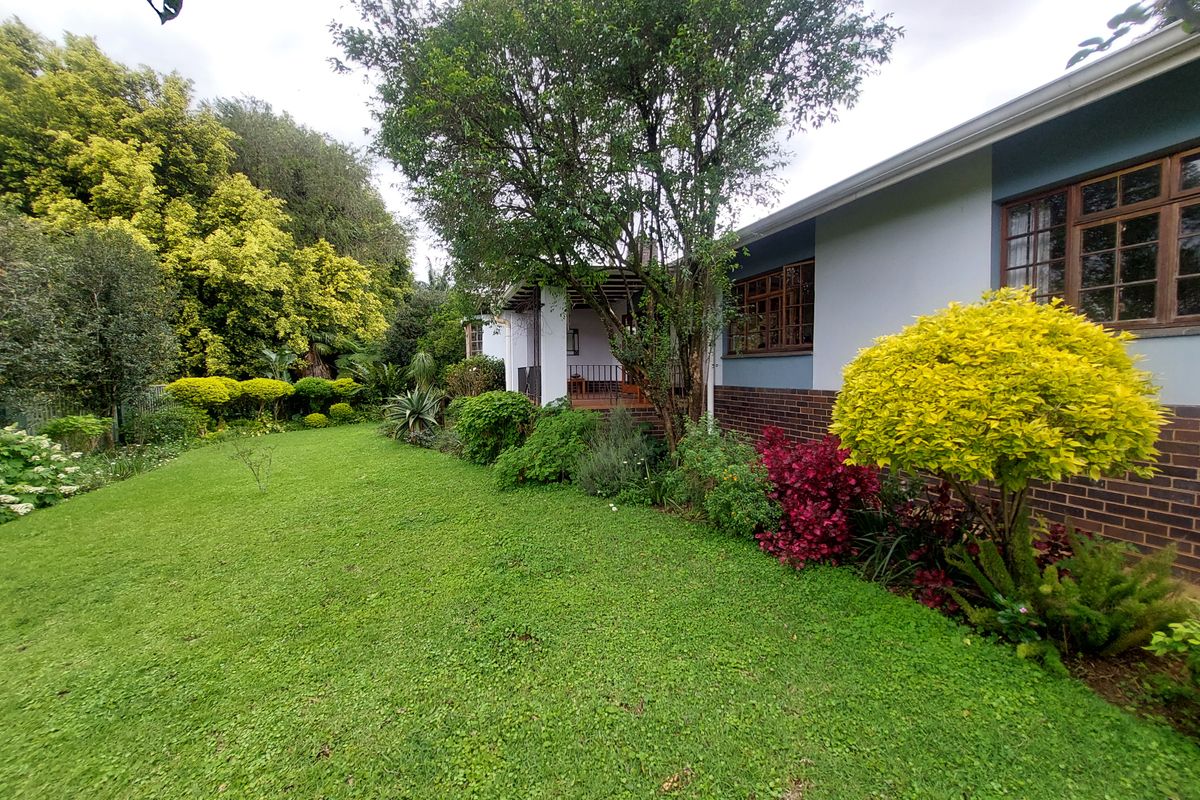 A Rare - Luxury Find in Exclusive Montrose - 8 Bedrooms, 5 Bathrooms and a Sparling Pool. - Photo 2