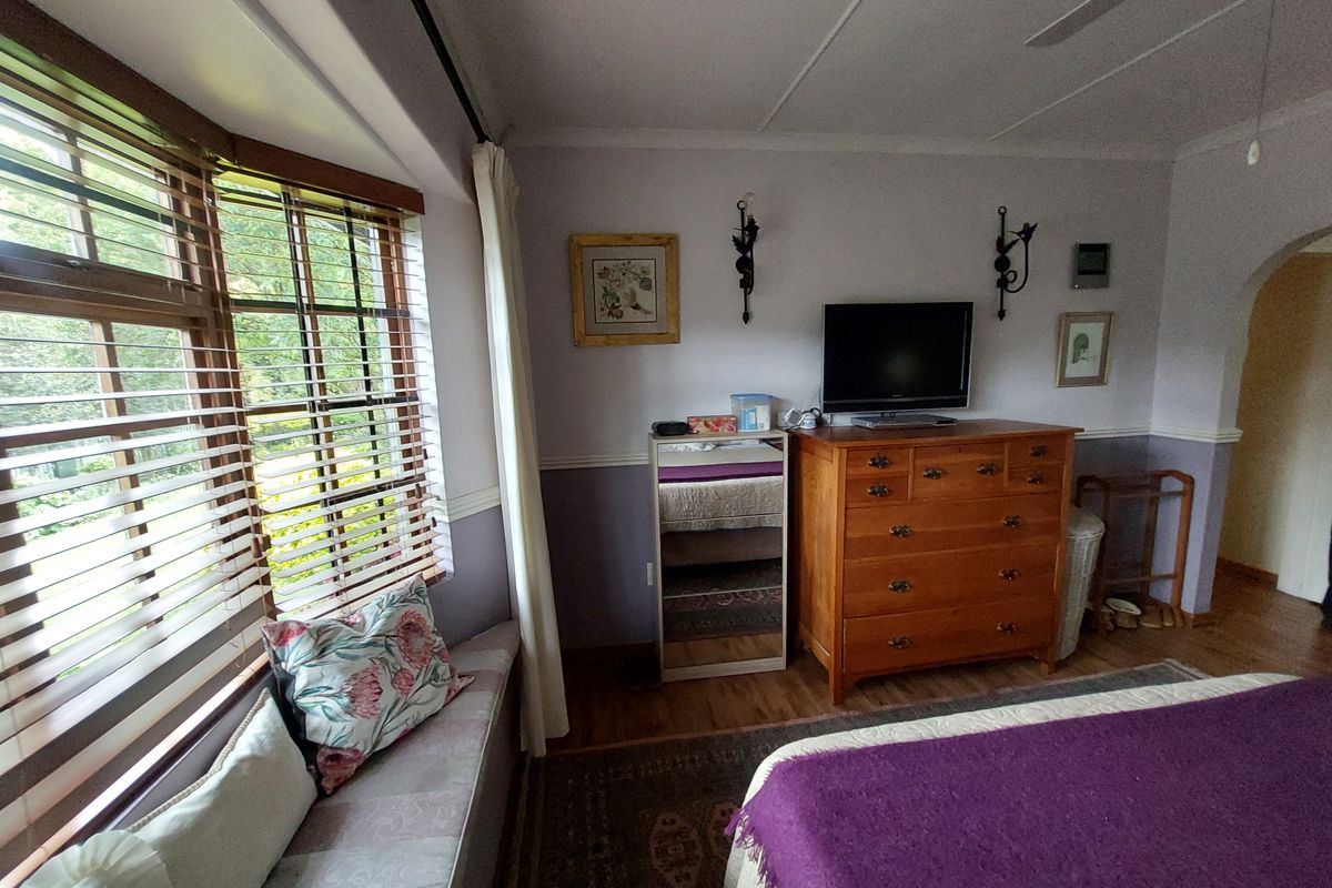 A Rare - Luxury Find in Exclusive Montrose - 8 Bedrooms, 5 Bathrooms and a Sparling Pool. - Photo 4