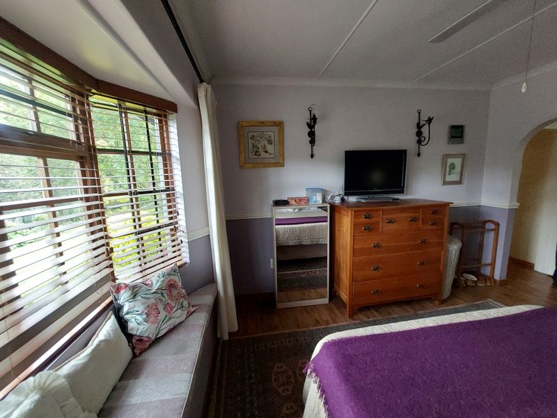 A Rare - Luxury Find in Exclusive Montrose - 8 Bedrooms, 5 Bathrooms and a Sparling Pool. - Photo 4