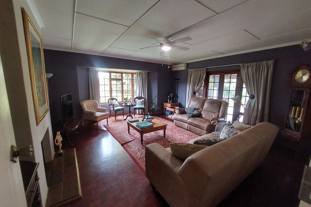 A Rare - Luxury Find in Exclusive Montrose - 8 Bedrooms, 5 Bathrooms and a Sparling Pool. - Photo 5