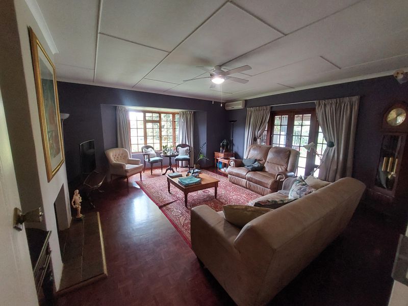 A Rare - Luxury Find in Exclusive Montrose - 8 Bedrooms, 5 Bathrooms and a Sparling Pool. - Photo 5