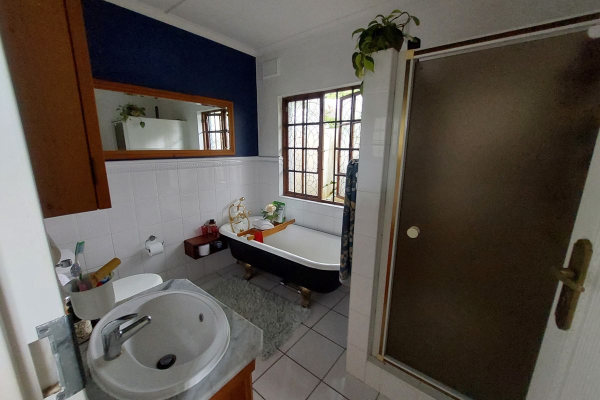 A Rare - Luxury Find in Exclusive Montrose - 8 Bedrooms, 5 Bathrooms and a Sparling Pool. - Photo 3