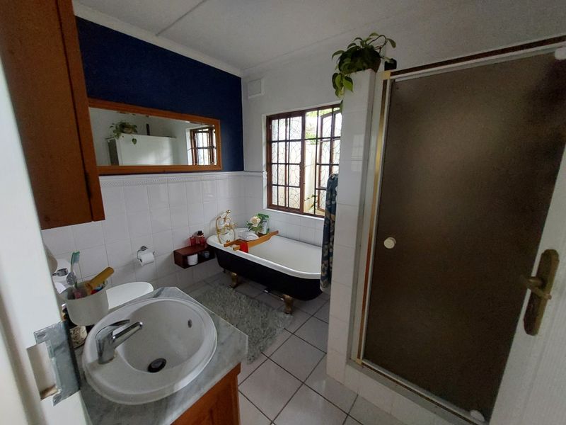 A Rare - Luxury Find in Exclusive Montrose - 8 Bedrooms, 5 Bathrooms and a Sparling Pool. - Photo 3