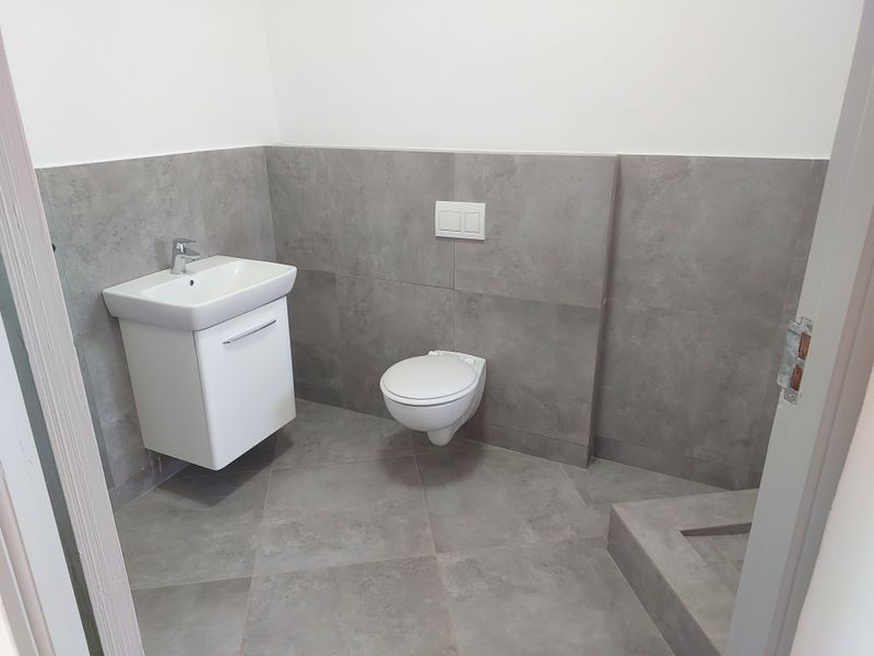 A Rare - Luxury Find in Exclusive Montrose - 8 Bedrooms, 5 Bathrooms and a Sparling Pool. - Photo 10