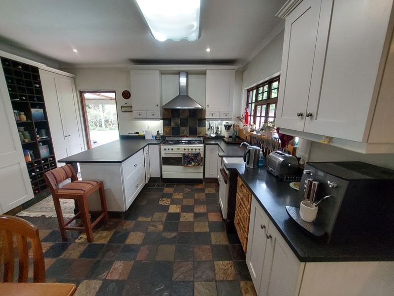 A Rare - Luxury Find in Exclusive Montrose - 8 Bedrooms, 5 Bathrooms and a Sparling Pool. - Photo 9